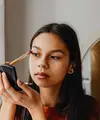Makeup soft tone hadir sebagai alternatif dengan teknik yang lebih ringan (Sumber: Pexels.com)