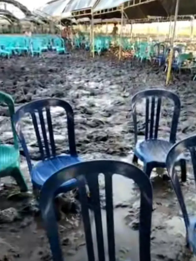 Hajatan di Tengah Sawah