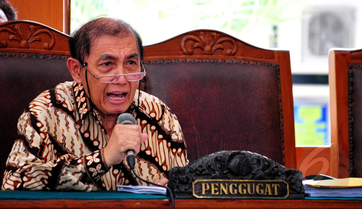 Mantan Dirjen Pajak Hadi Poernomo menghadiri sidang praperadilan dengan agenda pembacaan kesimpulan, di Pengadilan Negeri Jakarta Selatan, Senin (25/5/2015). (Liputan6.com/Yoppy Renato)