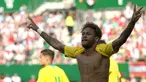 Pemain Brasil, Neymar melakukan selebrasi usai mencetak gol ke gawang Austria dalam laga persahabatan di Stadion Ernst Happel, Wina, Austria, Minggu (10/6). Brasil melumat Austria dengan skor 3-0. (AP Photo/Ronald Zak)