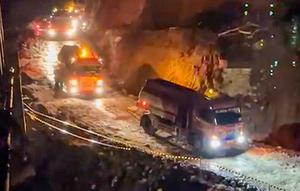 Pertamina melakukan distribusi dilakukan melalui jalur darat dengan pengawalan dua unit motor trail dari Koramil Pintu Rime Gayo, di tengah kondisi infrastruktur jalan yang belum sepenuhnya pulih pascabencana banjir dan longsor. (Foto: Pertamina)