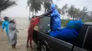 Warga mengangkut barang miliknya sebelum Badai Tropis Pabuk mendekat di Pak Phanang, di Nakhon Si Thammarat, Thailand (4/1). Puluhan ribu wisatawan telah meninggalkan tiga kawasan resor terpopuler di Thailand. (AP Photo/Sumeth Panpetch)