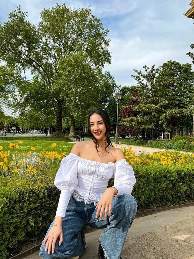 8 OOTD Baju Putih dan Celana Jeans ala Anya Geraldine hingga Wulan Guritno