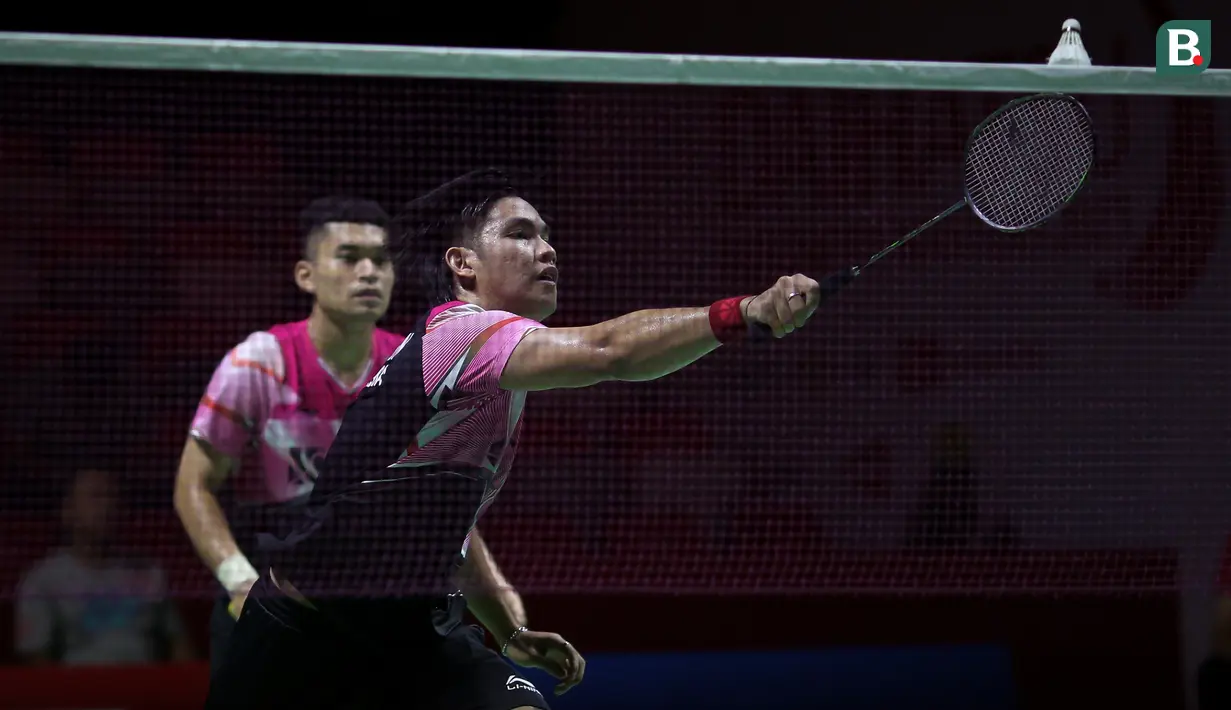 Pebulutangkis ganda putra Indonesia, Leo Rolly Carnando/Daniel Marthin bertanding melawan pebulutangkis ganda putra Jepang, China, Keiichiro Matsui/Yoshinori Takeuchi pada laga perempatfinal Indonesia Masters 2023 di Istora Senayan, Jakarta, Jumat (27/01/2023). Leo/Daniel menang dengan skor 21-13, 21-11. (Bola.com/Bagaskara Lazuardi)