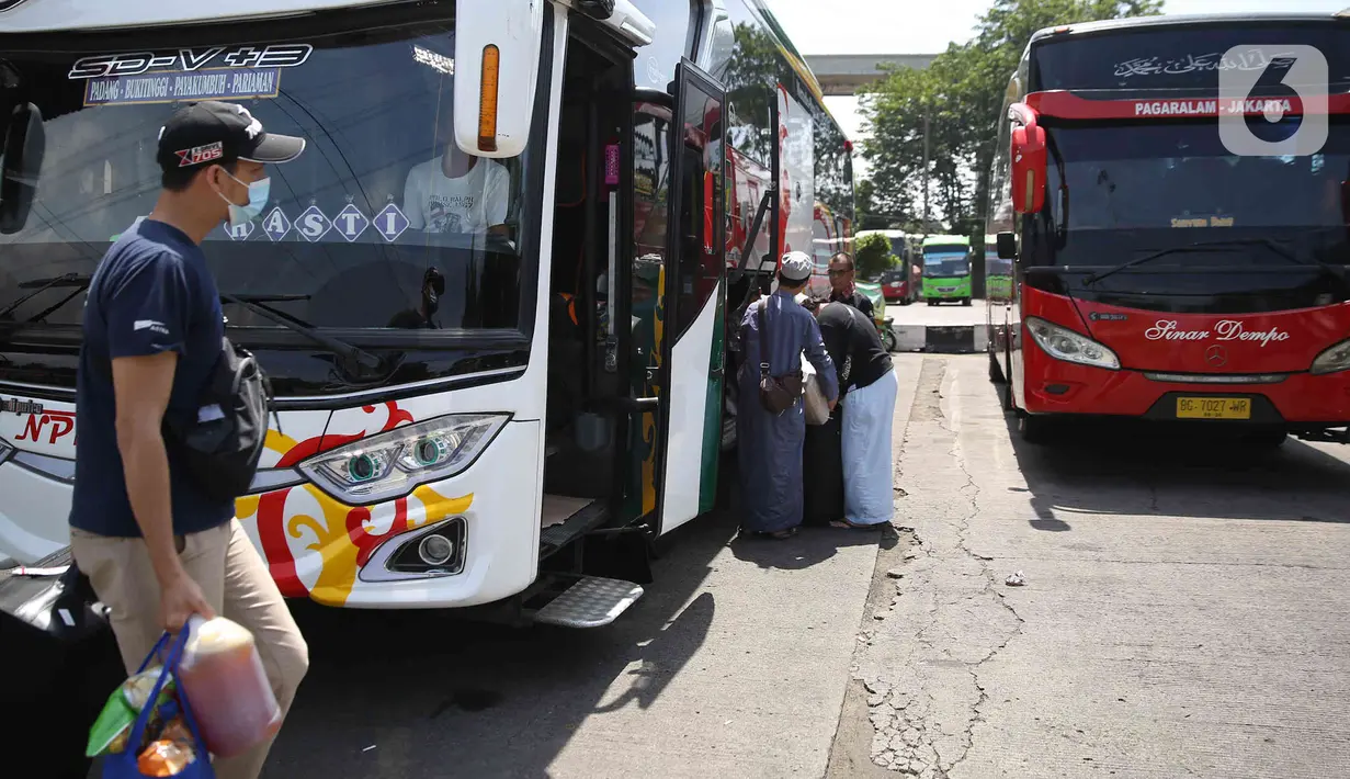 Calon penumpang bersiap menaiki bus di Terminal Kampung Rambutan Jakarta, Kamis (24/3/2022). Pemerintah memastikan bahwa masyarakat diperbolehkan mudik Lebaran tahun 2022 dengan syarat sudah mendapatkan vaksin dosis lengkap dan ketiga atau booster. (Liputan6.com/Herman Zakharia)
