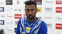 Patrich Wanggai tak mau terlena meski semakin cemerlang di Persib Bandung. (Bola.com/Erwin Snaz)