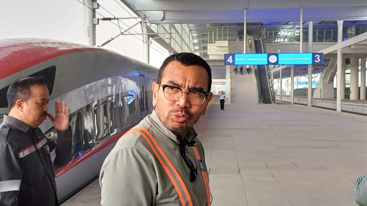 Staf Khusus Menteri sekaligus Juru Bicara Kementerian BUMN, Arya Sinulingga  mencoba Kereta Cepat Jakarta Bandung dari Km 14 Bekasi Timur menuju Stasiun Tegalluar, Minggu (25/6/2023). Maulandy/Liputan6.com)
