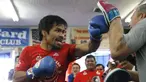 Petinju Manny Pacquiao melakukan latihan bersama pelatihnya jelang pertarungan melawan Tim Bradley di Hollywood, Los Angeles, California, Rabu (30/3). Petinju berjuluk ‘Pacman’ itu akan menantang Bradley pada 9 April 2016 nanti. (REUTERS/Lucy Nicholson)