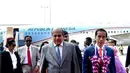 Presiden Joko Widodo berjalan dengan Menteri Luar Negeri Sri Lanka, Tilak Marapana saat tiba di Bandara Internasional Colombo, Sri Lanka, Rabu (24/1). (Liputan6.com/Pool/Biro Pers Setpres)