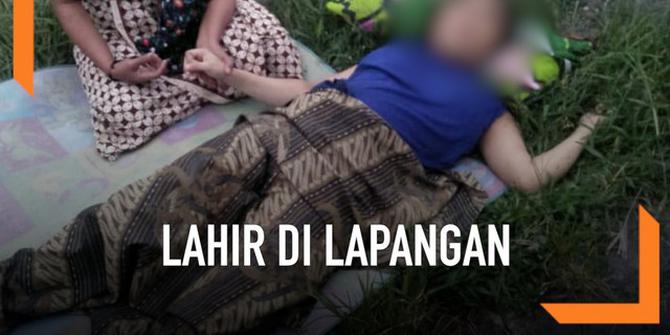 VIDEO: Miris, Seorang Ibu Melahirkan di Tanah Lapang