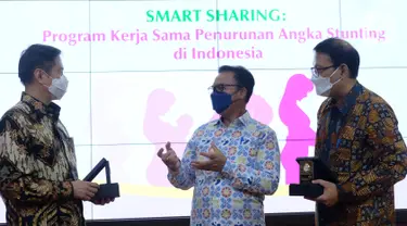 Kepala BKKBN Hasto Wardoyo (tengah) berbincang dengan President Director KALBE Nutritionals Ongkie Tedjasurja (kanan) dan Dirut Klikdokter Dino Bramanto (kiri) saat acara "Smart Sharing : Program Kerja Sama Penurunan Angka Stunting di Indonesia" di Jakarta, Selasa (4/5/2021). (Liputan6.com/HO/Ading)