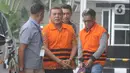 Kepala Dinas PUPR Kabupaten Indramayu, Omarsyah dan Kepala Bidang Jalan Dinas PUPR Kabupaten Indramayu, Wempy Triyono tiba di Gedung KPK, Jakarta, Selasa (26/11/2019). Omarsyah dan Wempy diperiksa terkait dugaan suap pengaturan proyek ke Bupati Indramayu, Supendi. (merdeka.com/Dwi Narwoko)