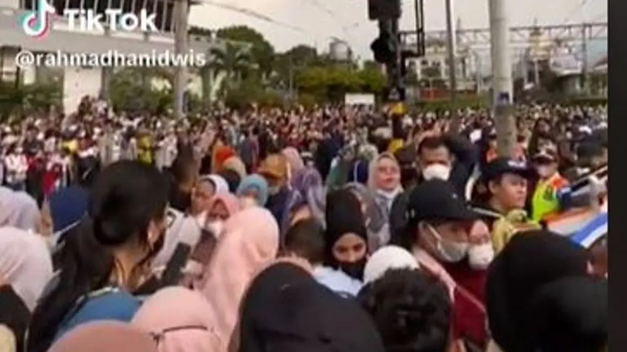 Usai Lebaran Idul Fitri Penumpang di Stasiun Bogor Membludak, Ada yang Buang Air dan Muntah di dalam Kereta