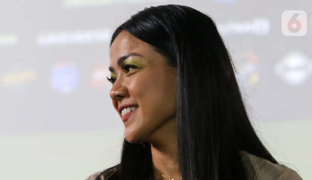 Aktris Nirina Nirina Zubir memberikan keterangan saat jumpa pers peluncuran film Keluarga Cemara 2 di Jakarta, Senin (20/6/2022). Film Keluarga Cemara 2 akan tayang pada 23/6/2022, yang menceritakan drama kehidupan keluarga yang hits era tahun 90an. (Liputan6.com/Herman Zakharia)