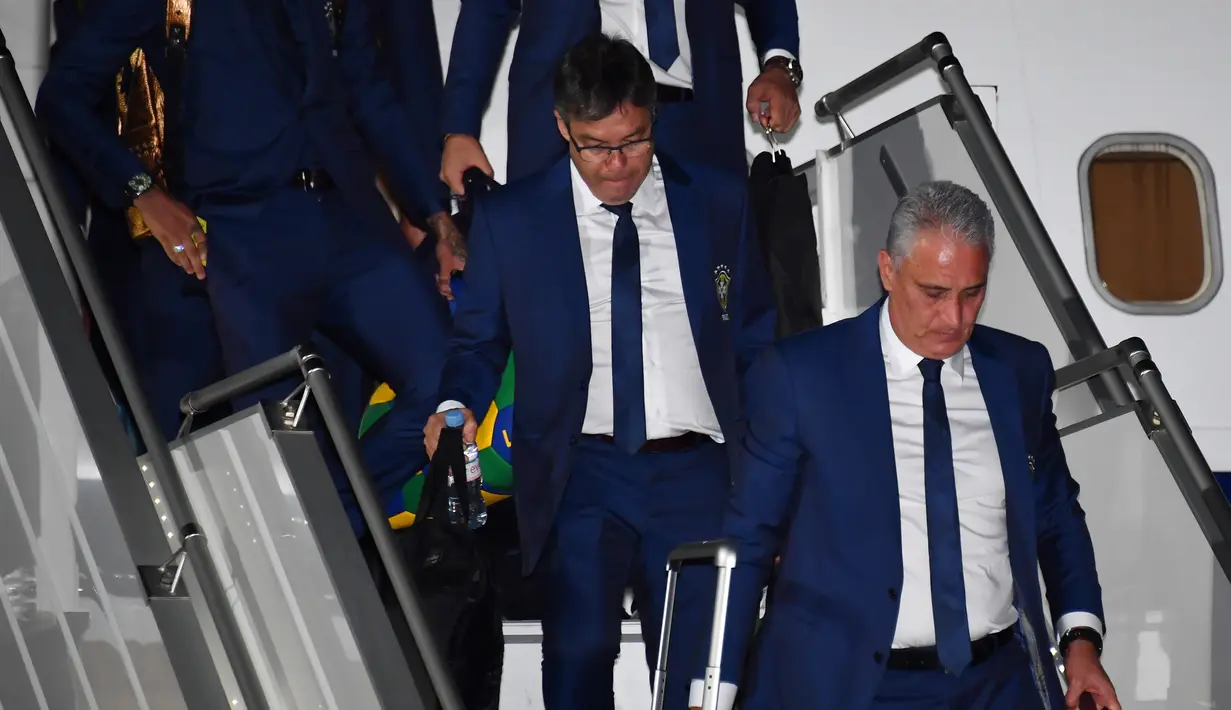 Pelatih Brasil, Tite (kanan) bersama asisten pelatih saat tiba di Sochi airport, Rusia, (11/6/2018). Brasil berada pada grup E dengan Kosta Rika, Swis dan Serbia. (AFP/Nelson Almeida)