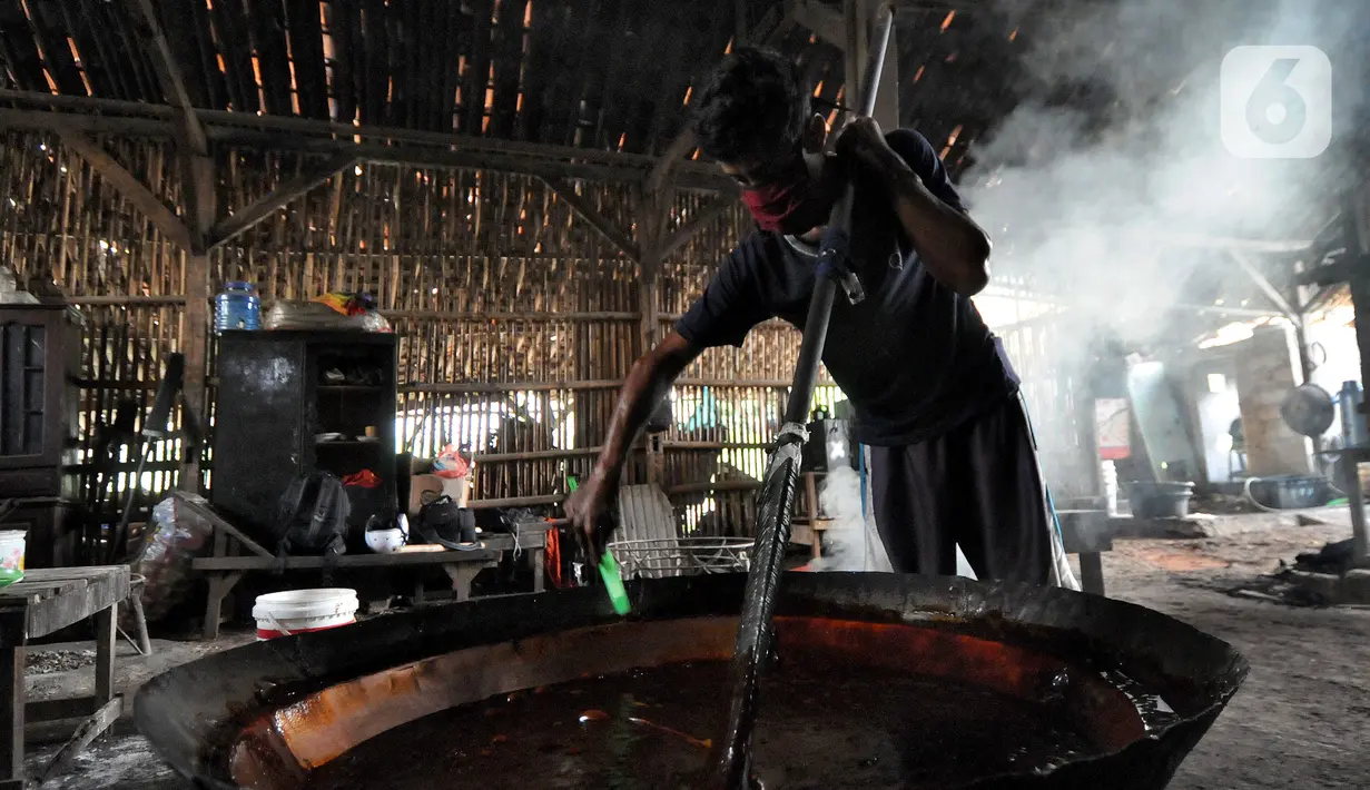 Pekerja menyelesaikan pembuatan dodol Betawi di kawasan Cilenggang, Serpong, Tangerang Selatan, Banten, Rabu (28/4/2021). Jumlah produksi Betawi pada tahun ini bisa mencapai 120 kilogram per hari dengan dengan harga jual Rp 52 ribu per kilogram. (merdeka.com/Arie Basuki)