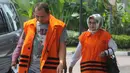 Bupati Subang nonaktif Imas Aryumningsih dan Pengusaha Miftahhudi tiba di gedung KPK, Jakarta, Kamis (29/3). Imas dan Miftahhudi diperiksa terkait kasus dugaan suap pengurusan perizinan di lingkungan Pemerintah Kabupaten Subang. (Merdeka.com/Dwi Narwoko)