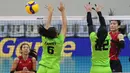 Pemain Timnas voli putri Hong Kong, Yu Ying Chi (kanan) melepaskan spike yang berusaha diblok dua pemain Indonesia, Geofanny Eka (kiri) dan Alridhania Risqamara pada laga perebutan tempat ketujuh AVC Challenge Cup 2024 di Rizal Memorial Coliseum, Manila, Filipina, Rabu (29/5/2024). Hong Kong kalah 0-3 (15-25, 19-25, 20-25). (Asian Volleyball Confederation)