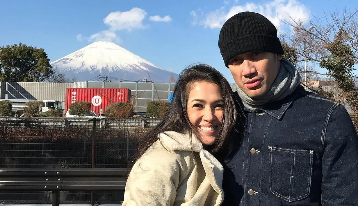 Meski sudah sembilan tahun berumah tangga, akan tetapi Tora Sudiro dan Mieke Amalia tetap terlihat harmonis dan romantis. (Foto: instagram.com/t_orasudi_ro)