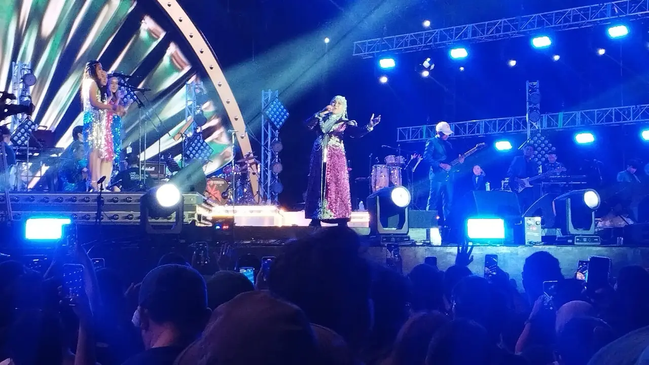 Elvy Sukaesih di Synchronize Fest 2025. (M Altaf Jauhar/ Liputan6.com)