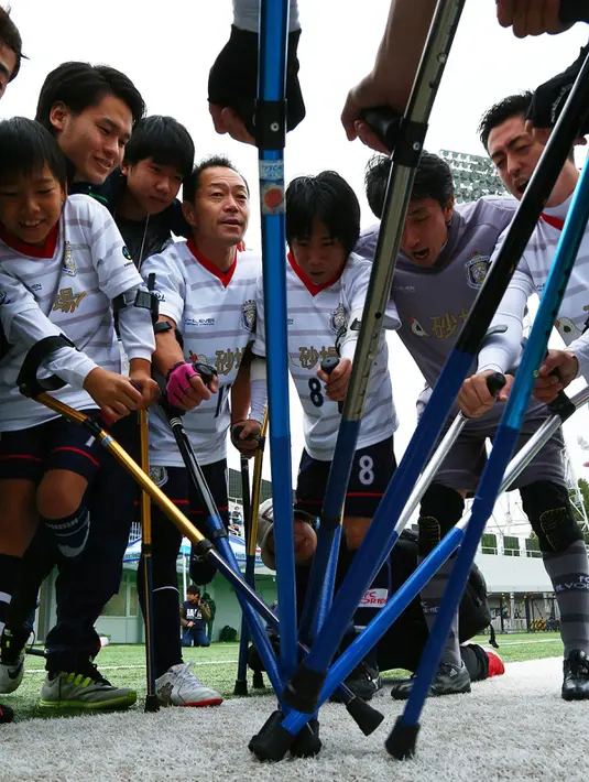 Para pemain FC Alvorada Kawasaki berkumpul bersama sebelum memulai pertandingan di Fujitsu Stadium Jepang. Walaupun tak mempunyai kaki atau tangan, mereka tetap bermain semangat seperti pemain bola biasanya. (Aflo/Rex Shutterstock/Dailymail)