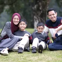 Tak lain dan tak bukan, Alyssa Soebandono yang menjadi fashion stylish keluarga kecilnya. Artis berusia 30 tahun ini memang selalu pandai memadu padankan pakaian yang dikenakannya. Tak heran jika keluarga kecilnya selalu tampil stylish dengan OOTD yang menarik. (Liputan6.com/IG/@ichasoebandono)