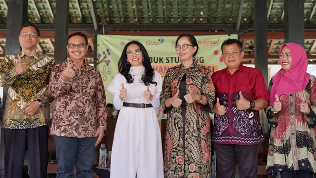 Pendiri Pitaloka Foundation, Rieke Diah Pitaloka bersama Lurah Kalurahan Wukirsari Susilo Hapsoro dalam Forum Diskusi tentang pengentasan stunting di Kalurahan Wukirsari, Kecamatan Imogiri, Kabupaten Bantul, DIY.