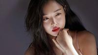 Setelah keluar dari grup f(x), Sulli memang tak aktif lagi sebagai penyanyi. Namun ia tidak sepenuhnya vakum dari dunia hiburan yang sudah membesarkan namanya. (Foto: instagram.com/jelly_jilli)