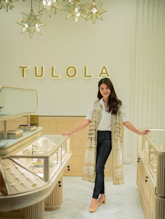 <p>Istri Mendikbud Nadiem Makarim, Franka Makarim tampil stylish lewat padu padan blouse putih, celana jeans, dan dipermanis vest outer panjang motif tenun. [@frankamakarim]</p>