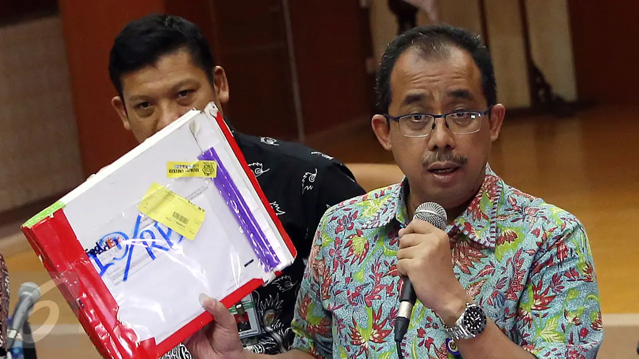 Bea Cukai Bandara Soekarno Hatta (Soetta) mengungkap pengiriman paket impor berisikan NPWP dan e-KTP palsu