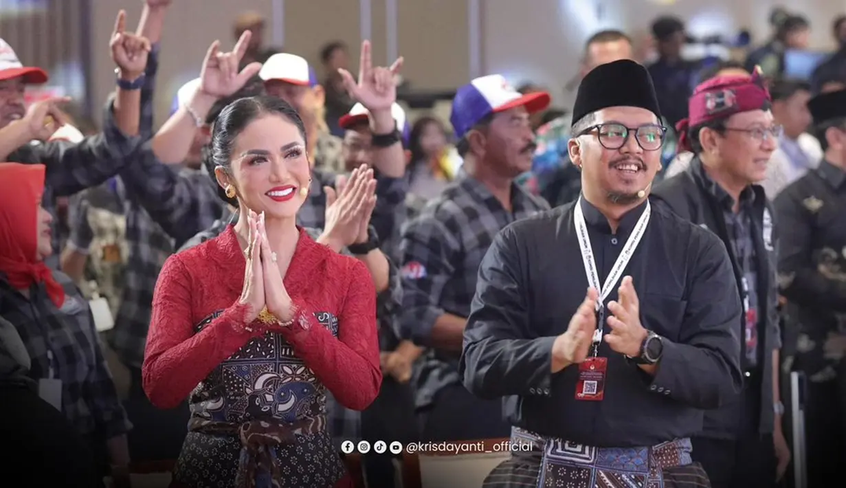 Krisdayanti dan Kresna Dewanata tampil percaya diri dalam debat pertama berkat para pendukungnya. Tampak pendukung paslon nomor urut 3 ini memakai atribut yang sama yakni kemeja kotak dan topi. Dengan senyum yang mengembang, Krisdayanti pun tampak optimis dengan penampilannya di debat kali ini. (Liputan6.com/IG/@krisdayanti_official)
