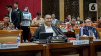 Menteri Pemuda dan Olahraga (Menpora) Dito Ariotedjo tersenyum saat mengikuti rapat kerja dengan Komisi X DPR di Kompleks Parlemen, Senayan, Jakarta, Rabu (31/5/2023). (Liputan6.com/Faizal Fanani)