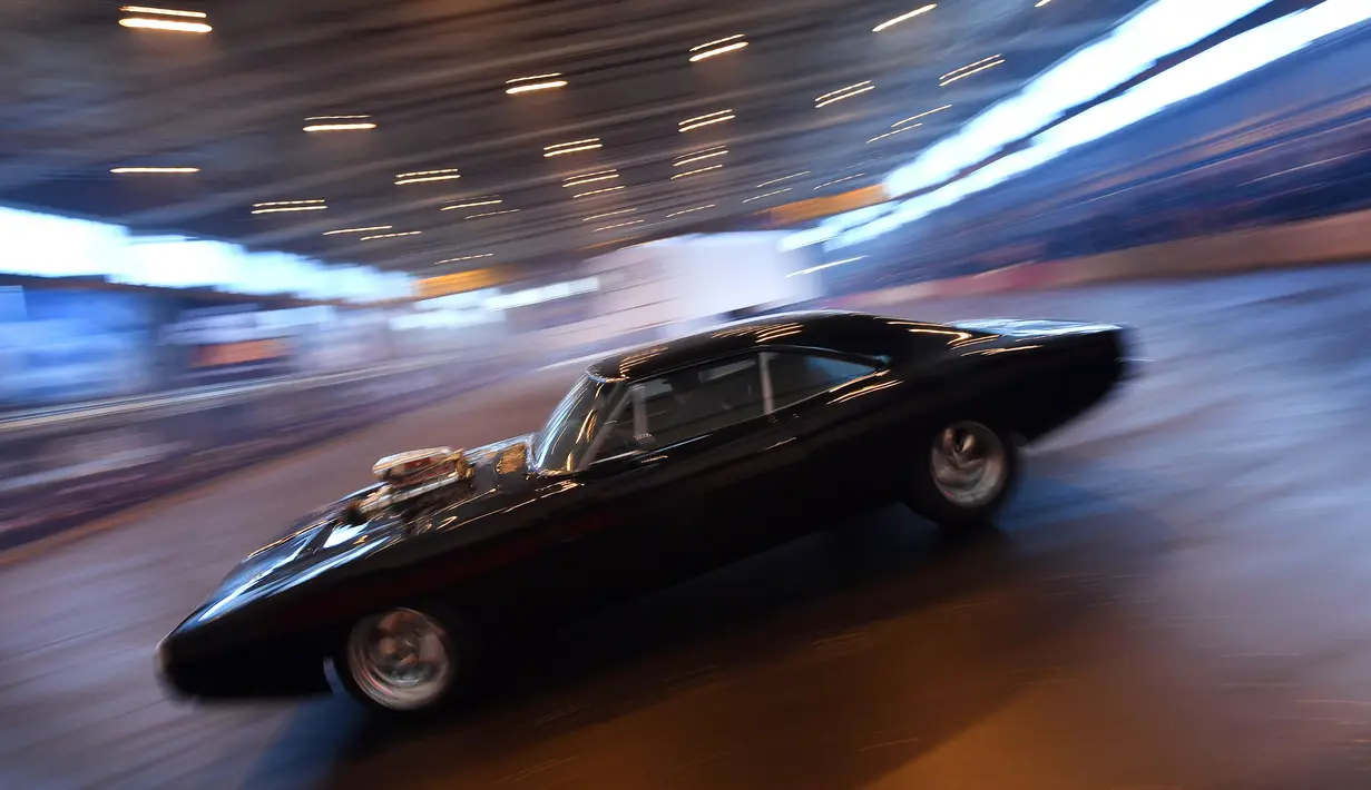 Pengemudi memberikan demonstrasi salah satu mobil bagian dari film Fast and Furious di gudang dekat Grantham di Lincolnshire, Inggris, Kamis (21/9). Lokasi ini akan dibuka untuk umum bagi yang ingin melihat langsung mobil-mobil itu. (BEN STANSALL/AFP)