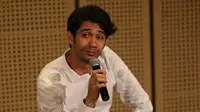  Aktor Reza Rahadian memberi sambutan pada saat  acara Monolog 'Wajah Prempuan'  di auditorium galeri Indonesia Kaya, Jakarta, Minggu (03/04/2016).