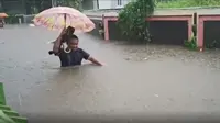 Banjir setinggi lebih dari 1 meter merendam wilayah Pandanwangi, Kota Malang, pada Senin, 14 Maret 2022. Alih fungsi lahan jadi salah satu penyebab banjir di kota ini (Foto : BPBD Kota Malang)