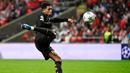 Pamain Real Madrid, Jude Bellingham, melepaskan tendangan saat melawan Braga pada matchday 3 Liga Champions 2023/2024 di Stadion Municipal, Rabu (25/10/2023). Musim ini, di semua kompetisi, Jude Bellingham sanggup mencetak 11 gol dari 12 pertandingan. (AFP/Miguel Riopa)