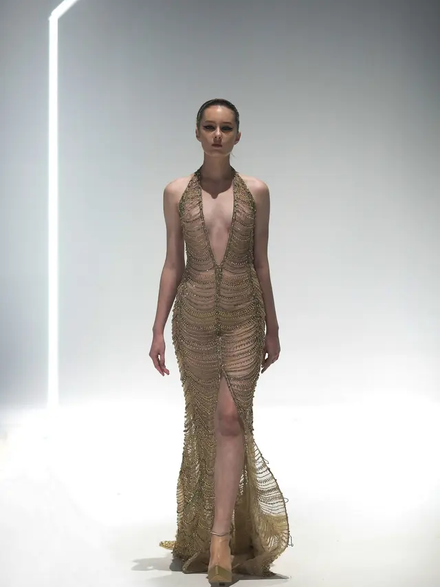 Gaun Terbaru Desainer Muda Monica Ivena Bermakna Perempuan Penuh dengan Keberanian