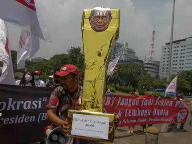 Barisan Relawan Jokowi Presiden 2014 (Bara JP) menggelar aksi damai di depan Istana Negara, Jakarta, (30/9/14). (Liputan6.com/Faizal Fanani)