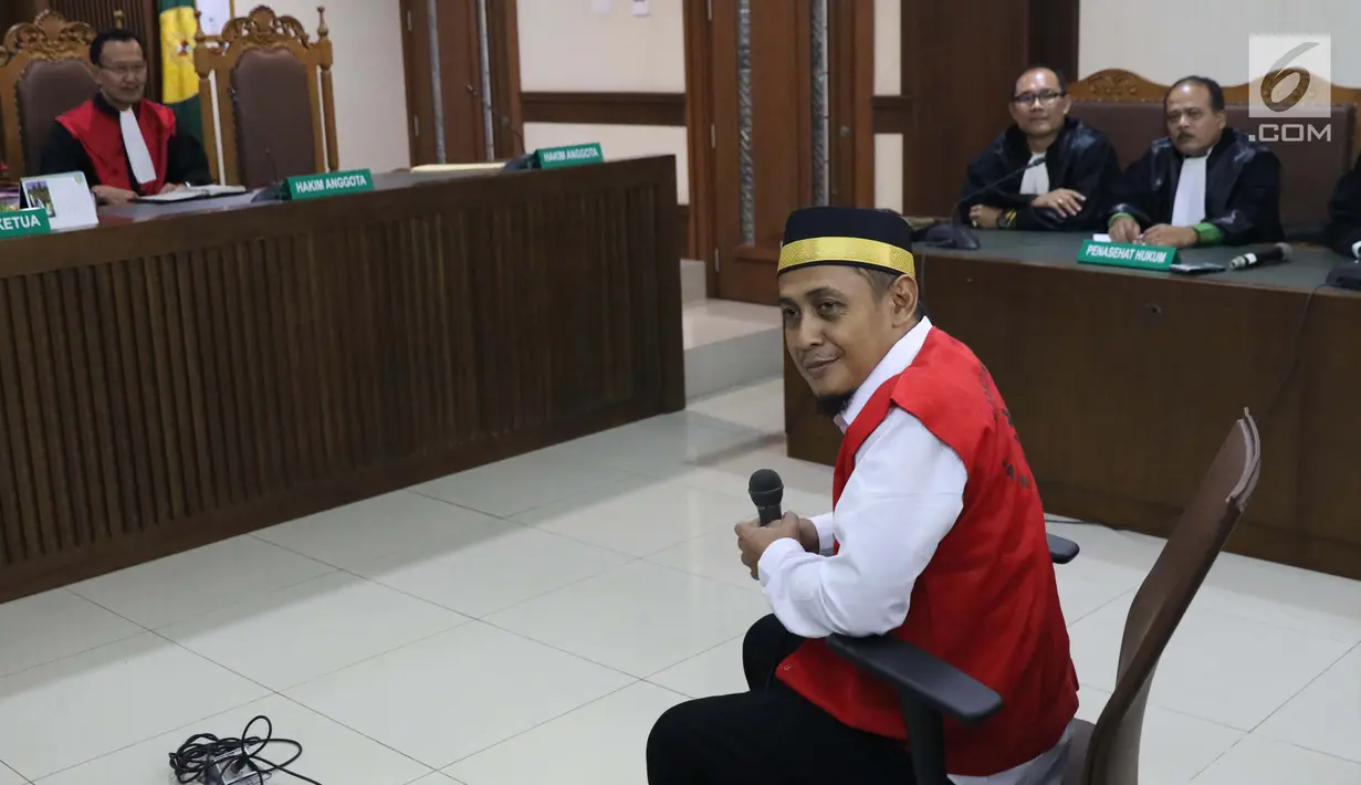 Terdakwa penyebaran berita bohong tentang 7 kontainer berisi surat suara Pemilu 2019 yang telah tercoblos, Bagus Bawana Putra saat menjalani sidang perdana di Pengadilan Negeri Jakarta Pusat, Kamis (4/4). Sidang mendengar dakwaan dari Jaksa Penuntut Umum. (Liputan6.com/Helmi Fithriansyah)