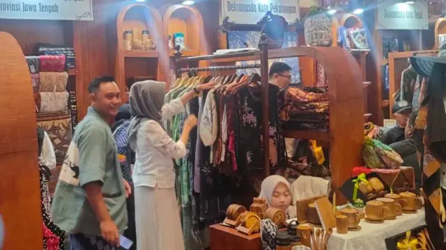 Adriansyah Pemilik Catalia Batik Pekalongan di Inacraft 2025. (Liputan6.com/Henry)
