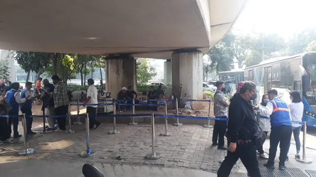 PT Transportasi Jakarta (Transjakarta) menyiapkan Halte Transjakarta Tendean sementara usai dilanda kebakaran pada Senin, 14 Agustus 2023.