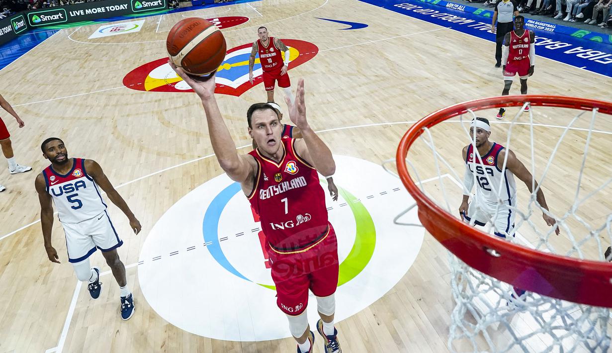 Johannes Voigtmann yang saat ini juga tengah bermain di klub Italia, Olimpia Milano saat ini telah menginjak usia 30 tahun. Pemain yang bisa berposisi sebagai center dan power forward ini memiliki tinggi menjulang 211 cm dan dipercaya sebagai starter pada Piala Dunia FIBA 2023 lalu. (AFP/Pool)