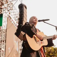 Salma Salsabila tampil dengan gitar di atas panggung (Foto: Instagram @salmasalsabil12)