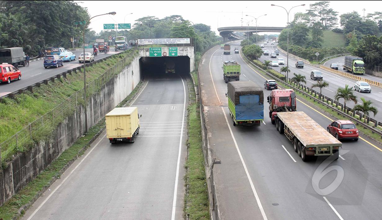 Sejumlah mobil melintas di Jagorawi, Jakarta, Kamis (14/5/2015). Tol Jagorawi terlihat lenggang saat libur Kenaikan Isa Almasih. (Liputan6.com/Helmi Afandi)