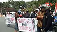 Puluhan aktivis berunjuk rasa di Kantor Kabupaten Bantul. Mereka meminta aparat penegak hukum memproses dugaan korupsi pengadaan buku yang melibatkan Sekda Bantul.