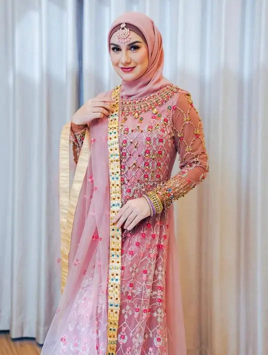 Turut hadir Irish Bella yang  tampil bak Barbie India mengenakan baju khas India warna pink bertabur beads mewah.  [@_irishbella_]