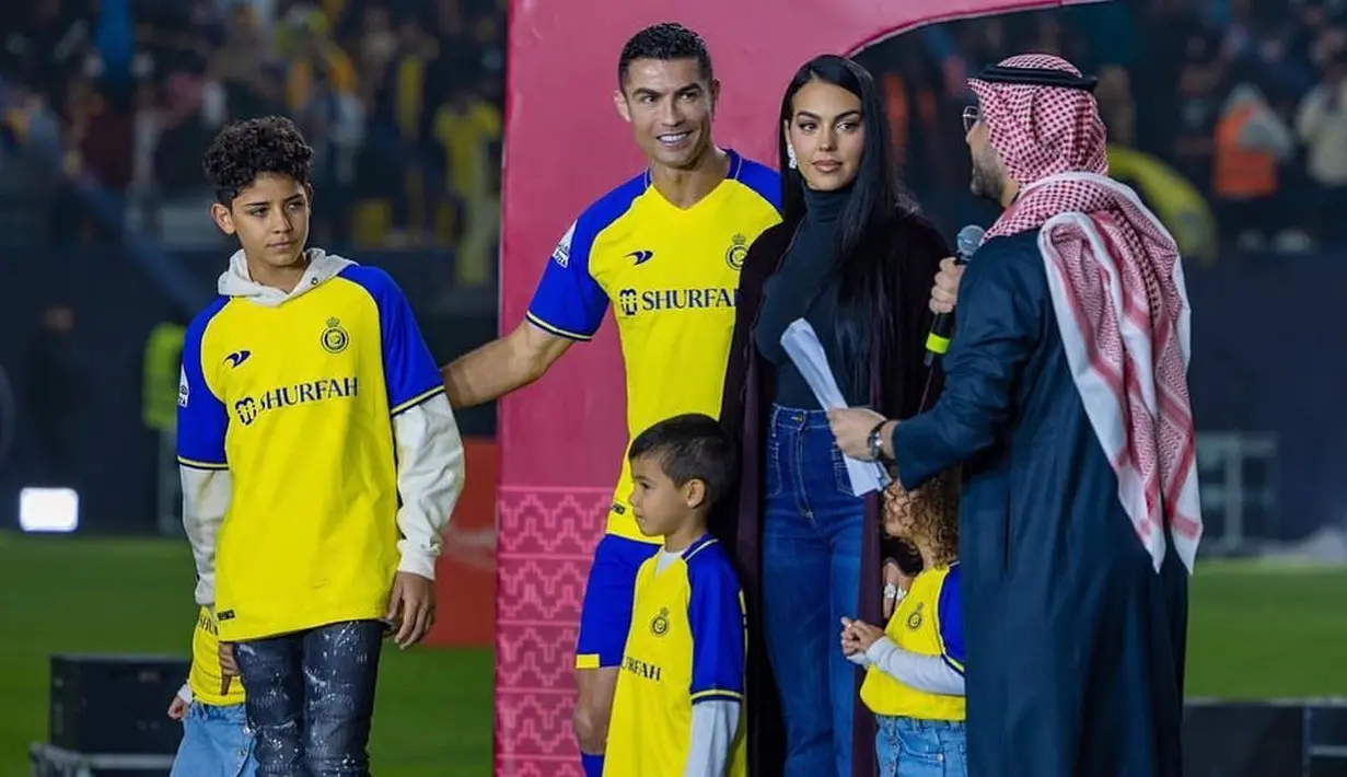 <p>Berbeda dari biasanya, Georgina Rodriguez kini tampil lebih sopan dengan busana tertutup. @dollalin/@giolov-xo</p>