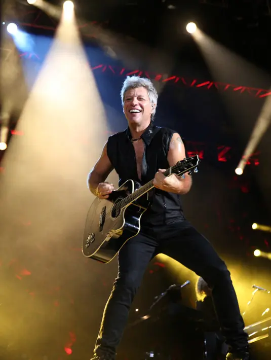 John Francis Bongiovi, Jr atau akrab dengan panggilan Jon Bon Jovi ini saat beraksi di konsernya yang kedua kali di Jakarta. Bon Jovi tampil di Gelora Bung Karno Senayan pada Jumat (11/9/2015) malam. (Foto: Faizal Fanani/Liputan6.com)