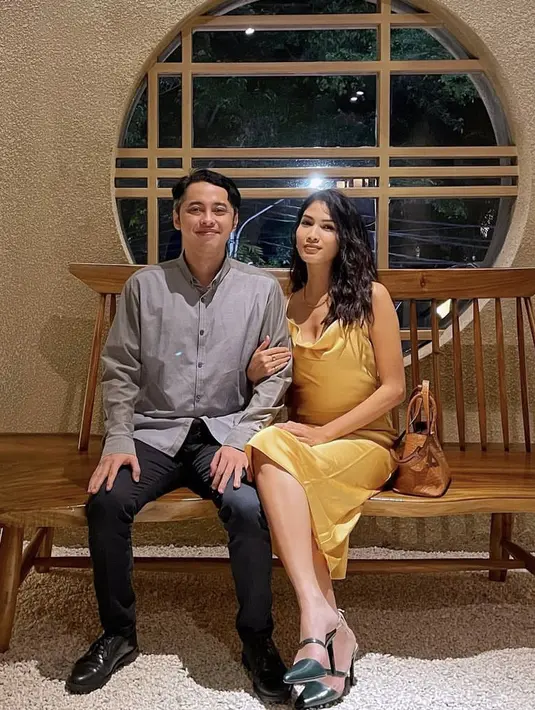 Ia juga tampil elegan dengan dress kuning dipadukan heels hitam bertalinya. Rambut wave hitamnya dibiarkan lurus terurai. @owliasarah