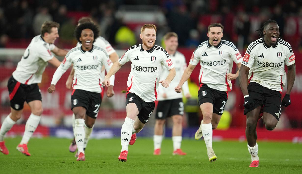 Berkat hasil ini, Fulham berhak lolos ke babak perempat final alias 8 besar Piala FA musim ini. Sementara itu, langkah MU selaku juara bertahan harus terhenti sampai di sini. (AP Photo/Jon Super)